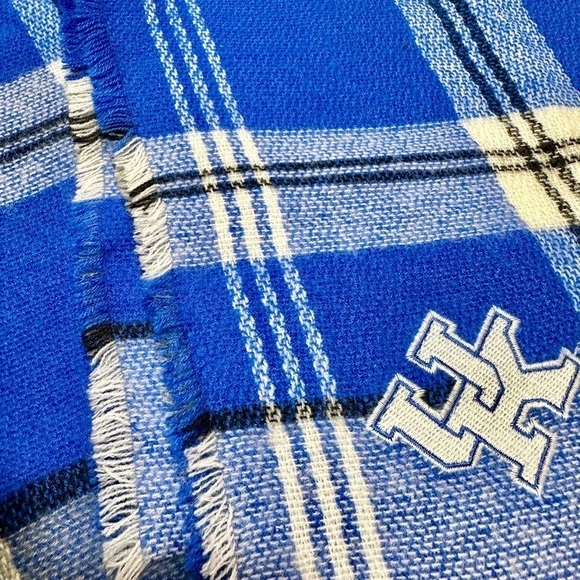 ZOOZATZ, WOMENS, NWOT, UNIVERSITY OF KENTUCKY, FRINGED BLANKET SCARF. - Picture 5 of 5